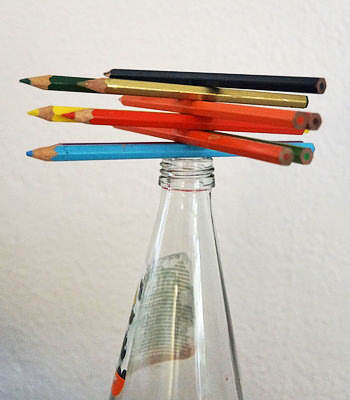 Bleistiftspiele:   innerhalb 60 Sekunden so viel wie mglich Bleistifte auf einen Flaschenkopf stapeln