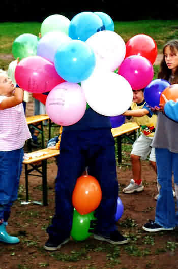 Luftballone halten