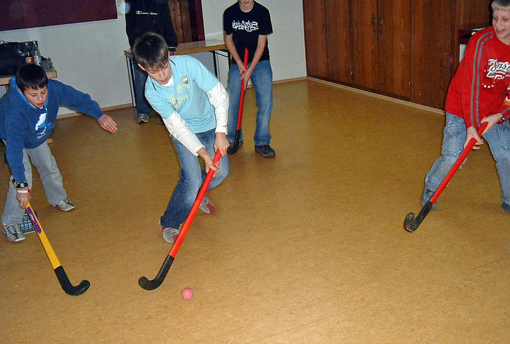 Hockey im Gruppenraum spielen