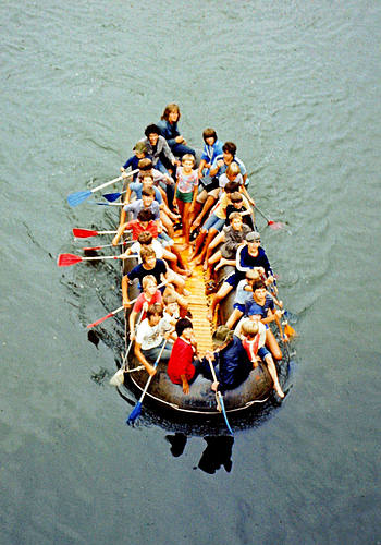 Mit der ganzen Jugendgruppe in einem Schlauchboot