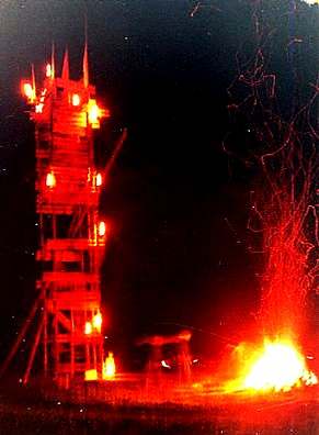 Lagerturm mit Fackeln beleuchtet