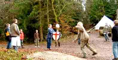 Schildf&uuml;hrung: Die Angreifer befinden sich au&szlig;erhalb des Feldes und versuchen mit einem Ball den Ritter zu treffen. Dieser muss den Ball mit dem Schild abwehren.