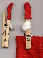 Wäscheklammer Weihnachtswichtel: mit rotem Filz wird der Hut angeklebt, mit schwarzem Filzstift das Gesicht aufgemalt, mit Watte wird ein Bart angeklebt.