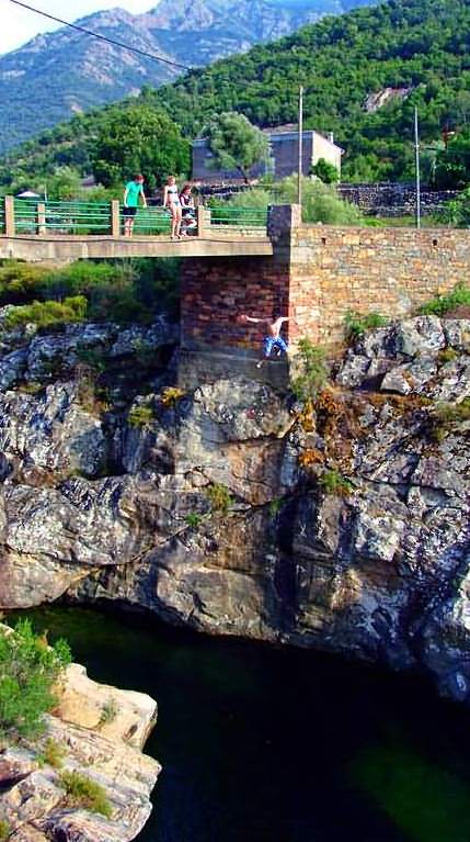 Mutprobe: Mut und Überwindung von einer Brücke springen