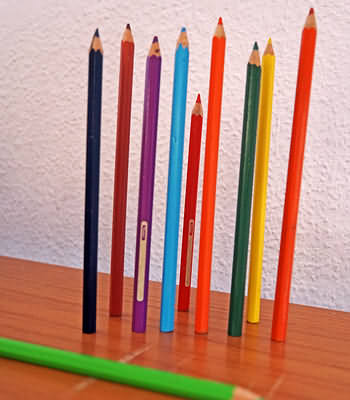 Bleistiftspiele: innerhalb 60 Sekunden so viel wie möglich Bleistifte senkrecht stellen