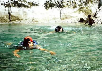 Canyoning: schwimmend den Fluss durchschwimmen