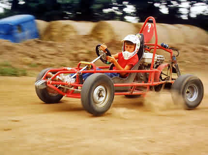 Kart fahren begeistert Jungen