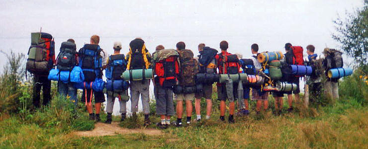 Jugendgruppe auf einer Wanderung an der Ostsee