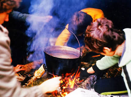 Bei einem Outdoortag darf ein Lagerfeuer und das Kochen nicht fehlen.