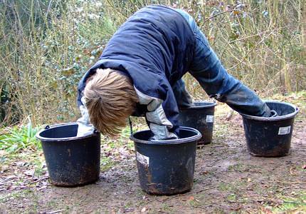 Staffelrennen mit Eimern oder Plastikschüsseln