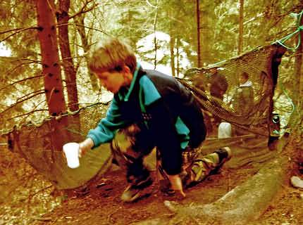 Hindernislauf mit Wasser gefüllten Plastikbechern