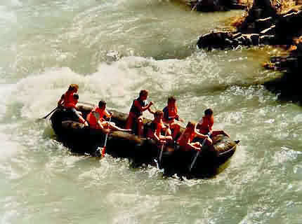 Rafting: immer gut zwischen den Felsen durch