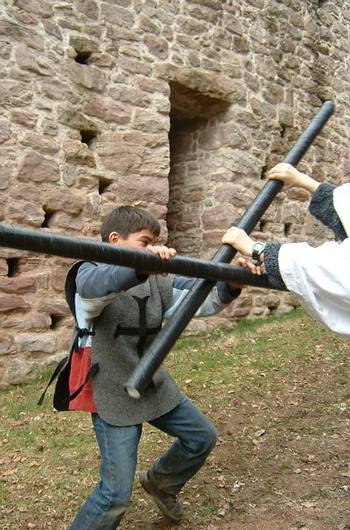 Ritter im Zweikampf mit dem Kampfstock