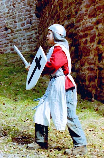 Ritteroutfit: Gewand, Ritterhelm, Schwert und Schild