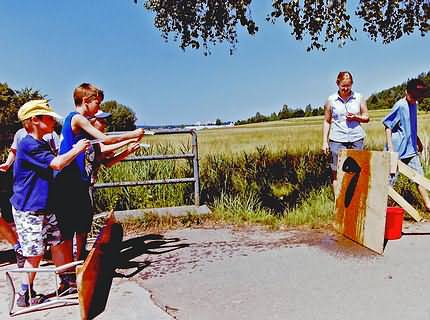 Mit einfachen Krankenhausspritzen Wasser aus 2 Meter Entfernung in einen Trichter schieen.