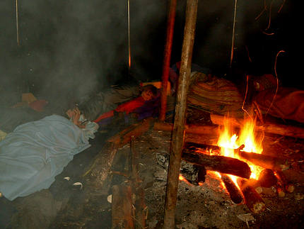 In der Jurte wird es mit einem Lagerfeuer warm