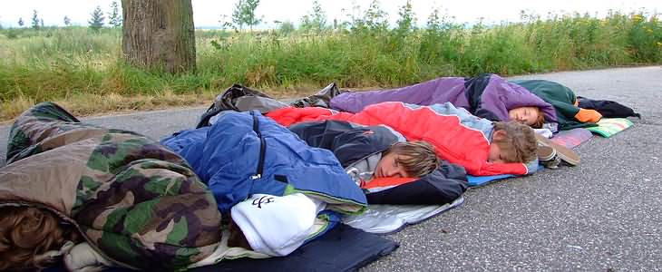 Nach einer langen Autofahrt in einer Sackgasse am Ende geparkt und auf dem Asphalt geschlafen.