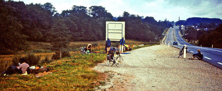 Fahrradtour in die Normandie - kurz vor Cherbourg im Straßengraben übernachtet.