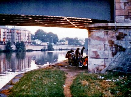 Mit dem Fahrrad mitten in der Nacht bei Regen kurz vor Paris angekommen und unter einer Brücke geschlafen.