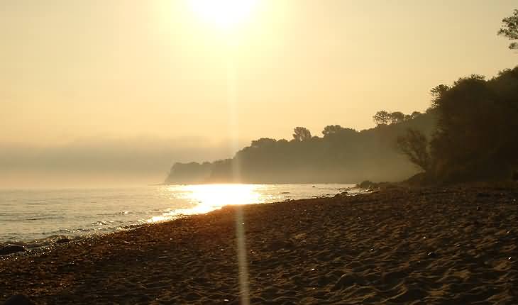 Wanderfreizeiten am Meer: am Strand übernachten und die Natur genießen.