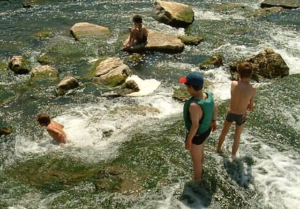 Spielen am Bach - die Bachrutsche