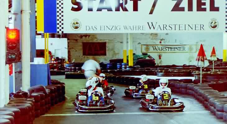 Indoor-Kartbahn: Kurz vor dem Start zum groen Kartrennen