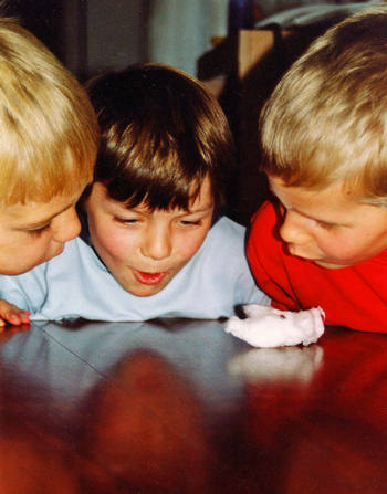 Beim Wattepusten kommen die Kids beim Kindergeburtstag ganz aus der Puste.