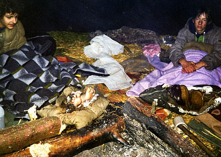 Das passiert, wenn man mit dem Schlafsack zu nah am Feuer liegt. Erst wird es heiß, dann zieht es gewaltig.