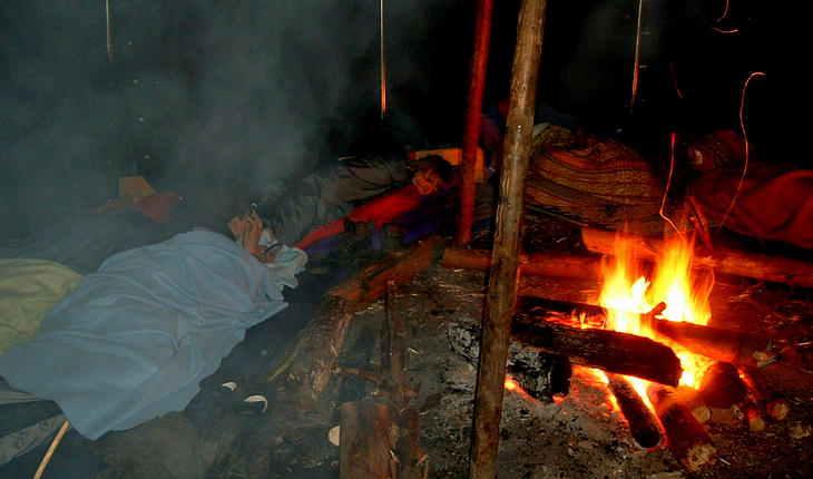 In einer Feuerjurte übernachten: Rauch und Funkenflug machen dem Schlafsack zu schaffen.