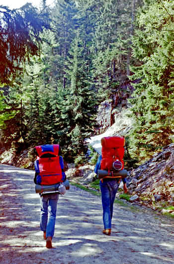 Auf mehrtägigen Wanderungen ist ein leichter und klein zusammenpackbarer Schlafsack von Vorteil.