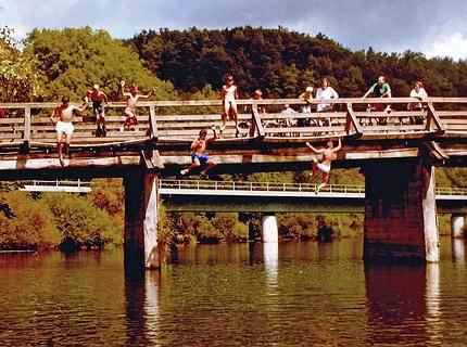 Ein Sprung in unbekanntes Wasser - gerade unter Brücken oder Stegen - kann gefährlich sein.