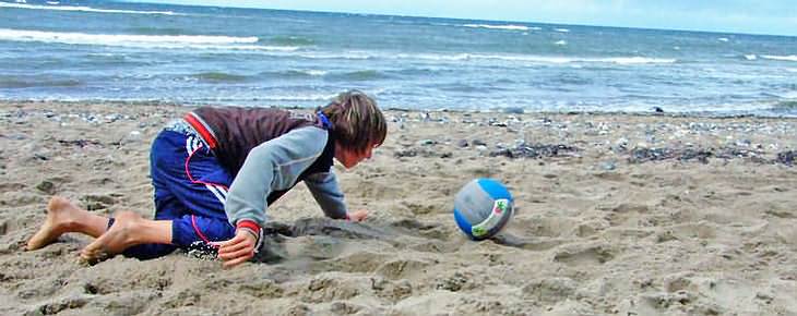 Strandwettspiele: Strandball schieben