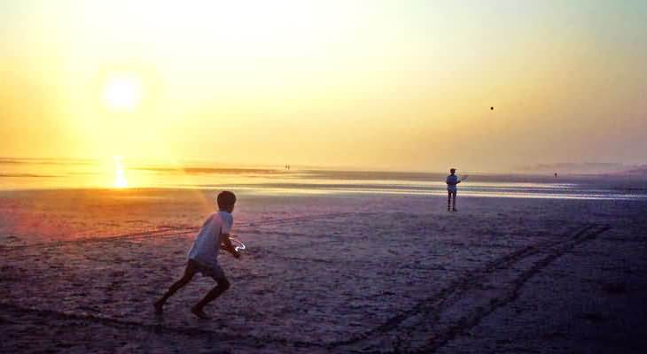 Tennisspiel auf dem Sandstrand