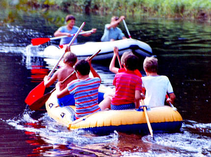 Wasserschlacht auf dem Wasser mit Schlauchbooten 