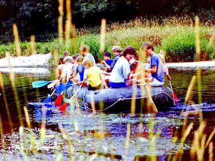 Mit Kindern im Schlauchboot unterwegs