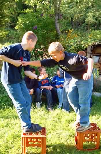 Sockeln: den Gegner vom Sockel stoen - sehr beliebt bei Jungs und gut geeignet fr Spiele beim Kindergeburtstag.