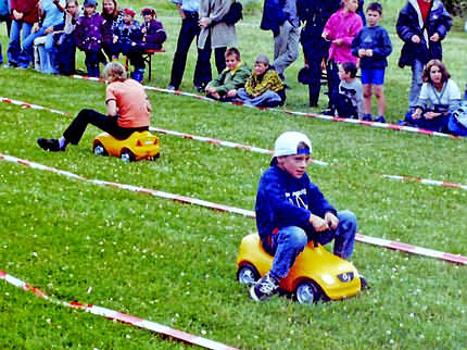 Staffellauf und Staffelspiele mit dem Bobby-Car