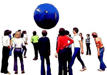 Erdballspiele: den großen Pushball hinter die gegnerische Linie spielen