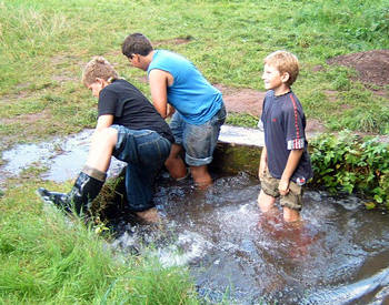 Mit dem Gummistiefel Wasser holen