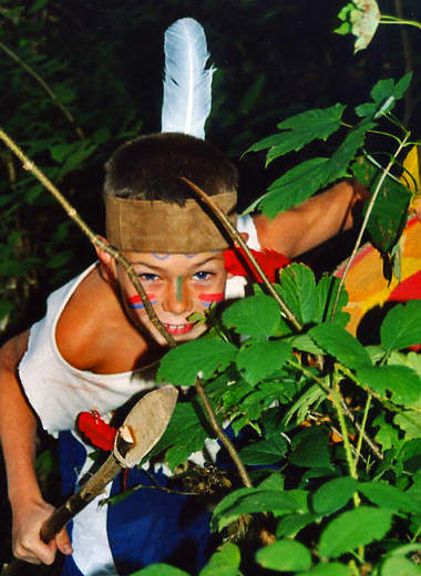 Geländespiele im Wald - Schmuggeln, Anschleichen, Orientieren und Schtze suchen.