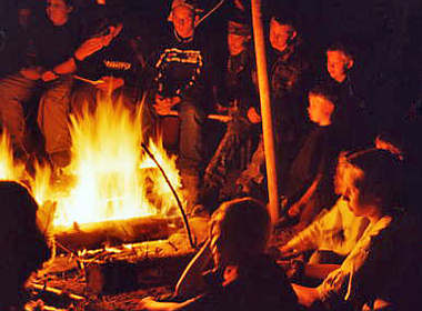 Indianergeschichten am Lagerfeuer im Feuertipi hören.