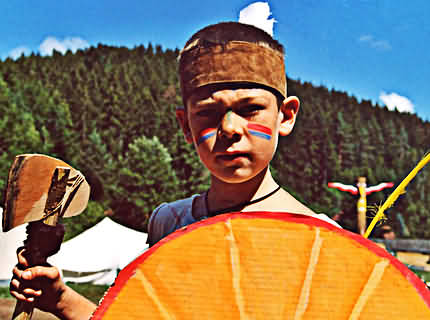 Indianerkind mit Tomahawk und Schild