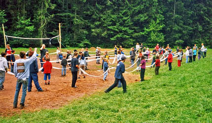 Jede Mannschaft rollt eine Klopapierrolle komplett ab. Diese Rolle wird nun durch ein Waldstück, oder um ein Gebäude herum von allen Mannschaftsmitgliedern getragen ohne dass die Papierschlange irgendwo reißt.