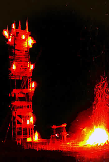 Lagerturm mit Fackelbeleuchtung und Lagerfeuer