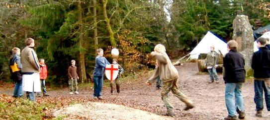 Schildführung: Die Angreifer befinden sich außerhalb des Feldes und versuchen mit einem Ball den Ritter zu treffen. Dieser muss den Ball mit dem Schild abwehren.