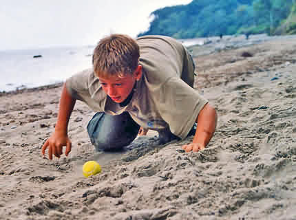 coole Strandspiele: Nur mit dem Kopf oder Nase muss ein Tennisball oder ein rohes Ei über eine Distanz von ca. 7 Metern vorwärtsbewegt werden.