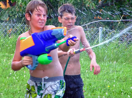 Wasserschlacht mit groen Wasserspritzpistolen