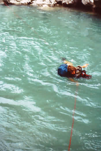 Wasserstaffelspiele mit Klamotten im Wasser