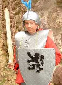 Ritterrüstung aus PVC-Bodenbelag, Schild mit aufgeklebtem PVC-Bodenbelag, Holzschwert und Helm aus einem alten Ball.